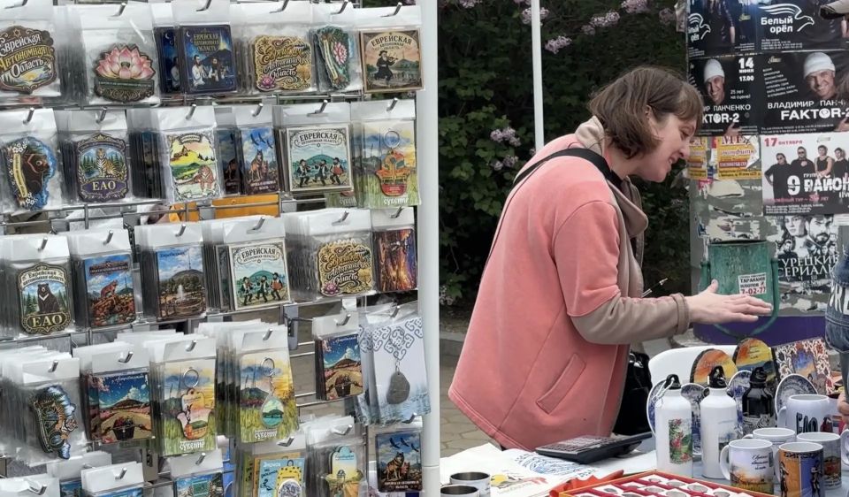 Открыл сегодня на Арбате Биробиджана 10-ую юбилейную ярмарку «Сделано в ЕАО» Открыл сегодня на Арбате Биробиджана 10-ую юбилейную ярмарку «Сделано в ЕАО»