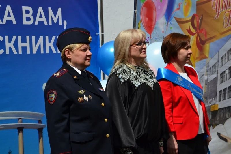 В Еврейской автономной области сотрудники полиции приняли участие в торжественных линейках, прошедших в подшефных школах региона В Еврейской автономной области сотрудники полиции приняли участие в торжественных линейках, прошедших в подшефных школах региона
