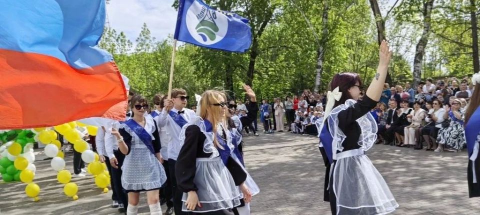 В Биробиджане прозвенели последние звонки В Биробиджане прозвенели последние звонки