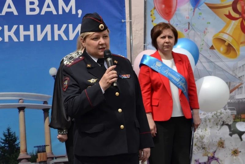 В Еврейской автономной области сотрудники полиции приняли участие в торжественных линейках, прошедших в подшефных школах региона В Еврейской автономной области сотрудники полиции приняли участие в торжественных линейках, прошедших в подшефных школах региона