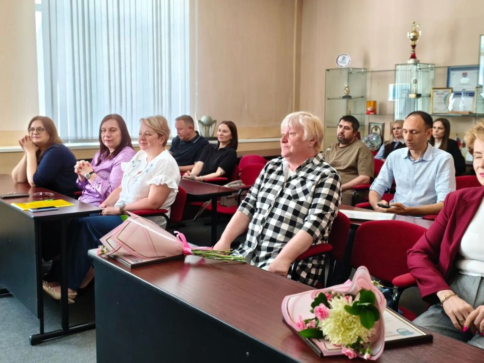 В День российского предпринимательства в мэрии Биробиджана чествовали тех, кто создает экономику города В День российского предпринимательства в мэрии Биробиджана чествовали тех, кто создает экономику города