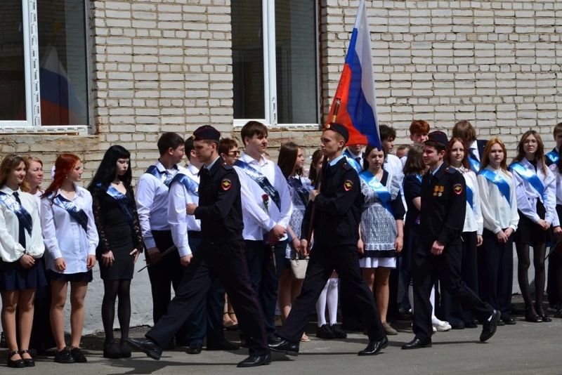 В Еврейской автономной области сотрудники полиции приняли участие в торжественных линейках, прошедших в подшефных школах региона