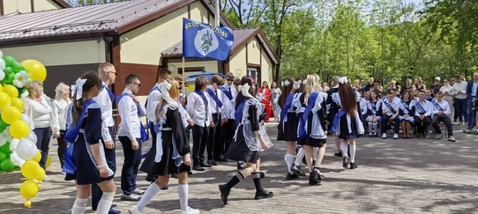 В Биробиджане прозвенели последние звонки В Биробиджане прозвенели последние звонки