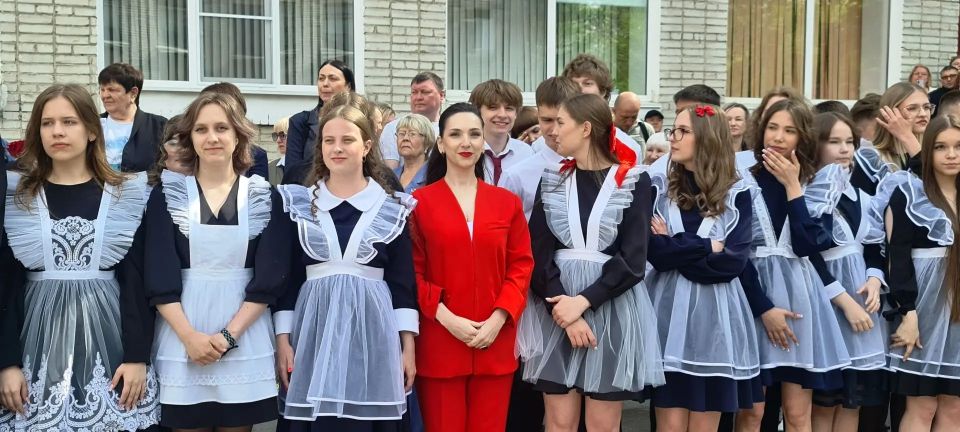 В Биробиджане прозвенели последние звонки В Биробиджане прозвенели последние звонки
