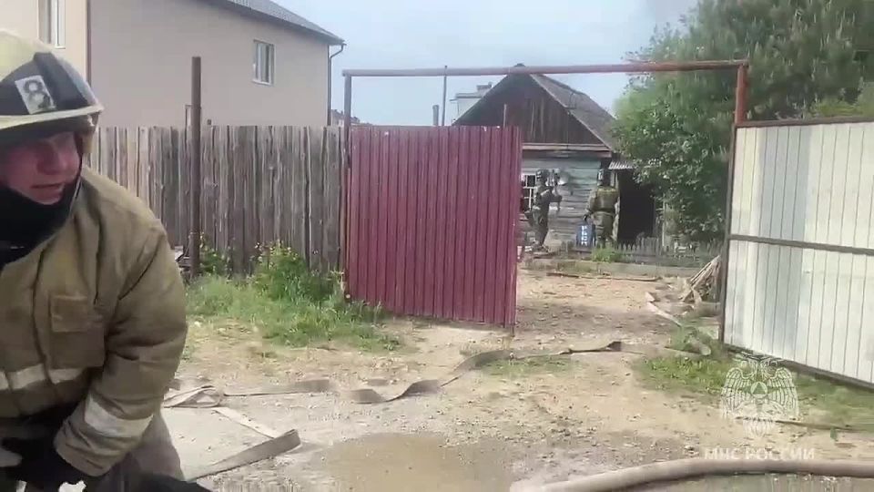 Пожарный расчёт #МЧСЕАО реагирует на возгорание на ул. Левобережная в Биробиджане