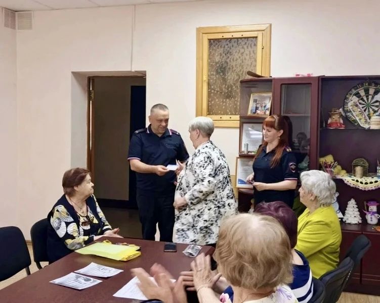 В Центре общения старшего поколения полицейские и общественники провели профилактическое мероприятие