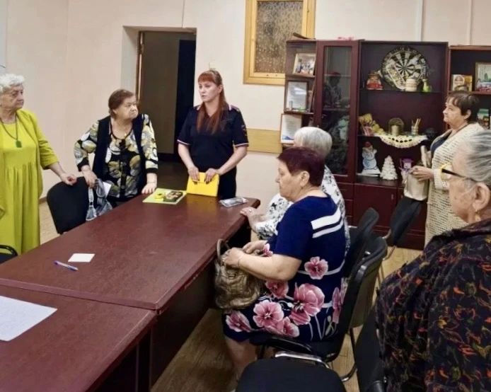 В Центре общения старшего поколения полицейские и общественники провели профилактическое мероприятие В Центре общения старшего поколения полицейские и общественники провели профилактическое мероприятие
