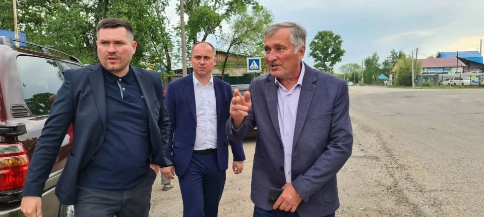 #Пообращениямгорожан. Депутату Городской Думы Кириллу Алексеевичу Девятко поступил запрос, касающийся ремонта дороги по ул. Миллера Сегодня вместе с Кириллом Алексеевичем и исполняющим обязанности первого заместителя главы... #Пообращениямгорожан. Депутату Городской Думы Кириллу Алексеевичу Девятко поступил запрос, касающийся ремонта дороги по ул. Миллера Сегодня вместе с Кириллом Алексеевичем и исполняющим обязанности первого заместителя главы...