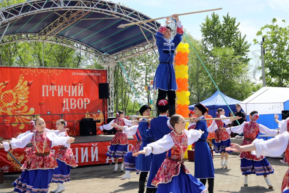 Депутаты поздравили жителей Птичника с Днем рождения села Депутаты поздравили жителей Птичника с Днем рождения села
