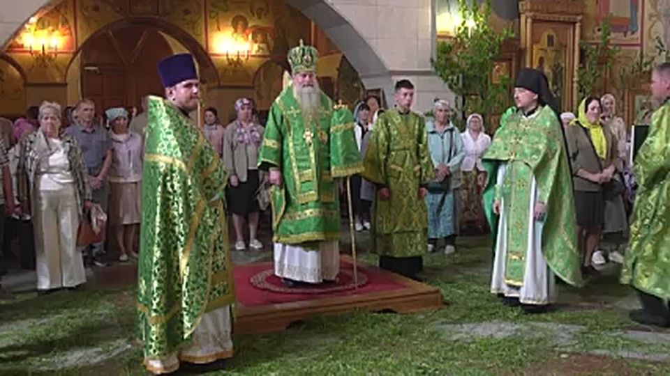 В Благовещенском кафедральном соборе Биробиджана отслужили богослужение в День Святой Троицы