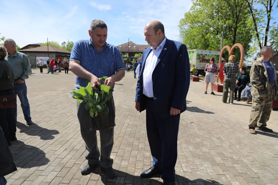 Депутаты поздравили жителей Птичника с Днем рождения села Депутаты поздравили жителей Птичника с Днем рождения села