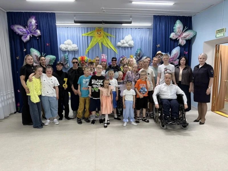 В День защиты детей полицейские посетили подшефные детские дома и приняли участие в праздничных мероприятиях В День защиты детей полицейские посетили подшефные детские дома и приняли участие в праздничных мероприятиях