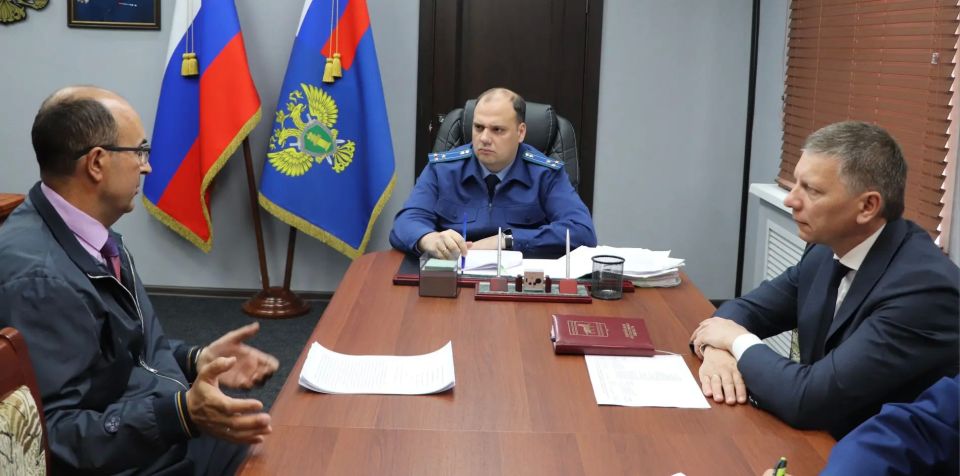 Сегодня, 2 июня, прокурор Еврейской автономной области Дмитрий Седых провел личный приём предпринимателей, в котором принял участие Уполномоченный по защите прав предпринимателей в ЕАО Вячеслав Пастухов Сегодня, 2 июня, прокурор Еврейской автономной области Дмитрий Седых провел личный приём предпринимателей, в котором принял участие Уполномоченный по защите прав предпринимателей в ЕАО Вячеслав Пастухов