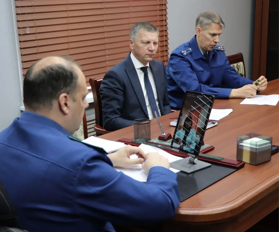 Сегодня, 2 июня, прокурор Еврейской автономной области Дмитрий Седых провел личный приём предпринимателей, в котором принял участие Уполномоченный по защите прав предпринимателей в ЕАО Вячеслав Пастухов Сегодня, 2 июня, прокурор Еврейской автономной области Дмитрий Седых провел личный приём предпринимателей, в котором принял участие Уполномоченный по защите прав предпринимателей в ЕАО Вячеслав Пастухов