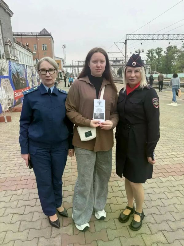 В Еврейской автономной области транспортные полицейские провели акцию для детей на привокзальной площади В Еврейской автономной области транспортные полицейские провели акцию для детей на привокзальной площади