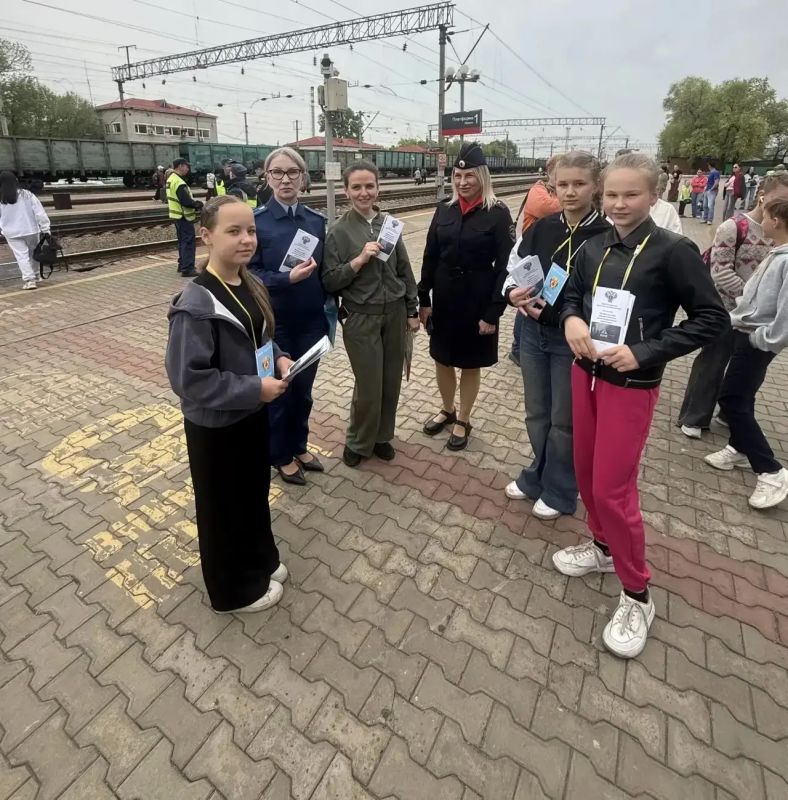 В Еврейской автономной области транспортные полицейские провели акцию для детей на привокзальной площади В Еврейской автономной области транспортные полицейские провели акцию для детей на привокзальной площади