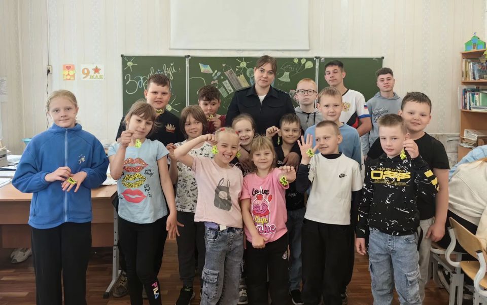 В Облучье сотрудники ПДН провели для школьников инструктаж в рамках акции «Безопасные каникулы» В Облучье сотрудники ПДН провели для школьников инструктаж в рамках акции «Безопасные каникулы»