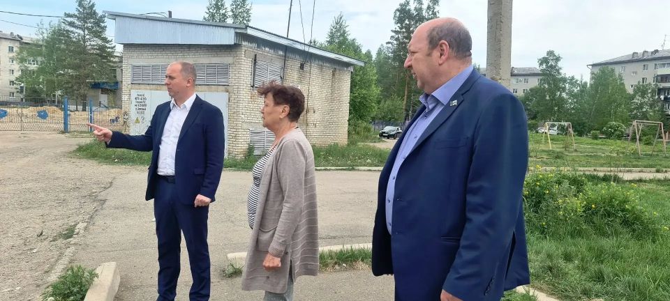 Мэр Биробиджана и председатель Заксобрания обсудили проблемы благоустройства микрорайона Биробиджан-2 с активистами ТОС Мэр Биробиджана и председатель Заксобрания обсудили проблемы благоустройства микрорайона Биробиджан-2 с активистами ТОС