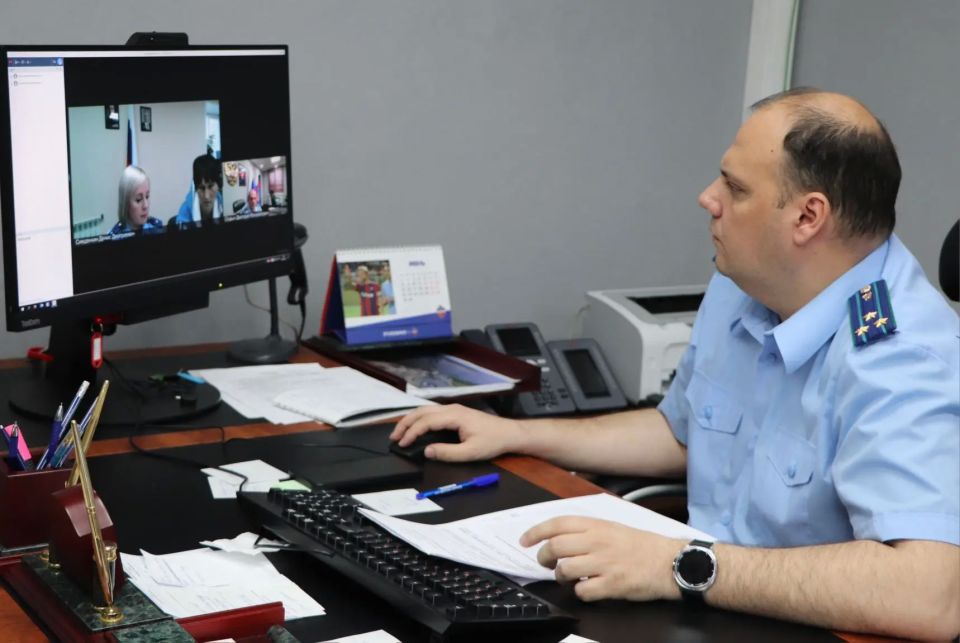 Сегодня, 9 июня 2026 года, прокурор Еврейской автономной области Дмитрий Седых провел тематический прием граждан по вопросам борьбы с преступлениями в сфере информационных технологий Сегодня, 9 июня 2026 года, прокурор Еврейской автономной области Дмитрий Седых провел тематический прием граждан по вопросам борьбы с преступлениями в сфере информационных технологий