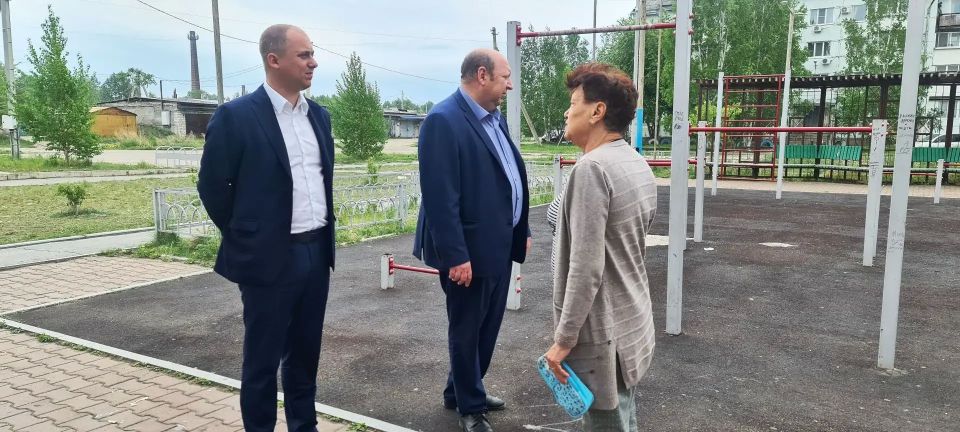 Мэр Биробиджана и председатель Заксобрания обсудили проблемы благоустройства микрорайона Биробиджан-2 с активистами ТОС Мэр Биробиджана и председатель Заксобрания обсудили проблемы благоустройства микрорайона Биробиджан-2 с активистами ТОС