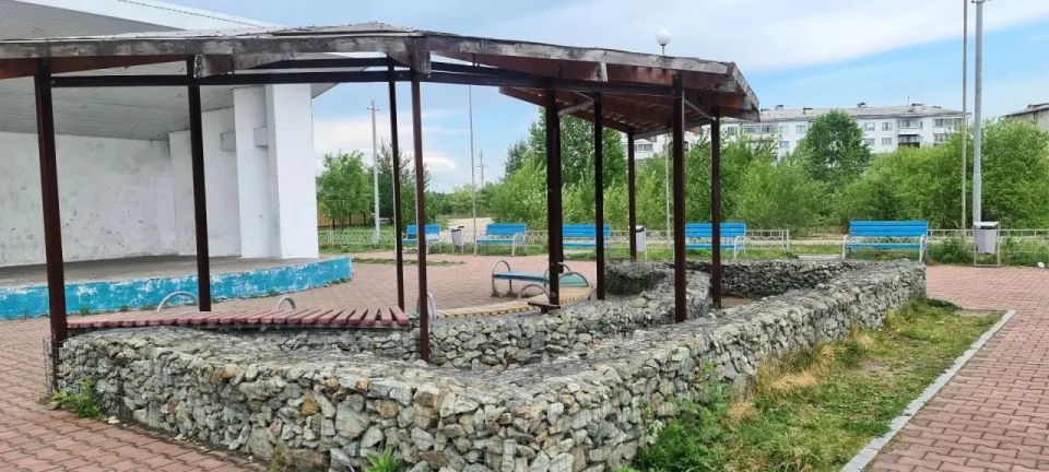 Дети используют щиток в качестве розетки в Биробиджане-2 Дети используют щиток в качестве розетки в Биробиджане-2