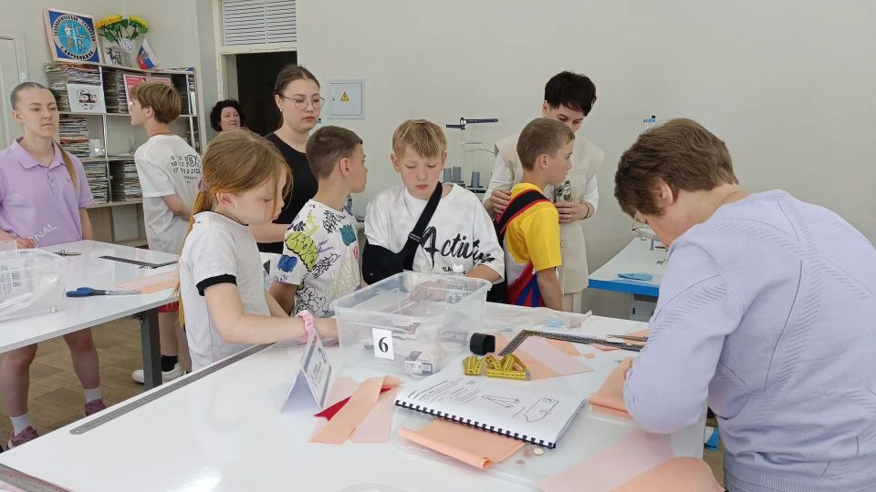 В технологическом техникуме г. Биробиджана продолжается региональный этап Всероссийского конкурса профессионального мастерства «Лучший по профессии» среди поваров и швей В технологическом техникуме г. Биробиджана продолжается региональный этап Всероссийского конкурса профессионального мастерства «Лучший по профессии» среди поваров и швей