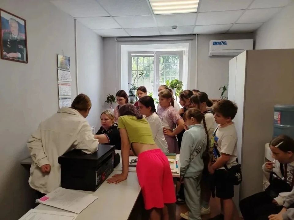 В преддверии школьных каникул представитель Общественного совета при МО МВД России «Ленинский» Виталий Ишутин организовал для местных ребят познавательную экскурсию в районный отдел полиции В преддверии школьных каникул представитель Общественного совета при МО МВД России «Ленинский» Виталий Ишутин организовал для местных ребят познавательную экскурсию в районный отдел полиции