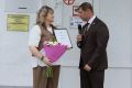 Сергей Бурындин принял участие в праздничной линейке в школе №8 и поздравил с юбилеем заслуженного педагога