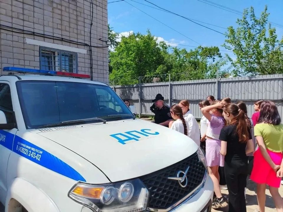 В преддверии школьных каникул представитель Общественного совета при МО МВД России «Ленинский» Виталий Ишутин организовал для местных ребят познавательную экскурсию в районный отдел полиции В преддверии школьных каникул представитель Общественного совета при МО МВД России «Ленинский» Виталий Ишутин организовал для местных ребят познавательную экскурсию в районный отдел полиции