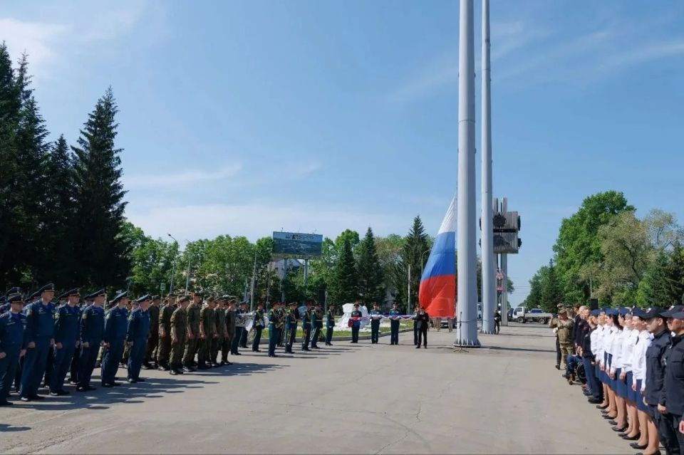 Сегодня мы отмечаем один из самых главных государственных праздников — День России Сегодня мы отмечаем один из самых главных государственных праздников — День России