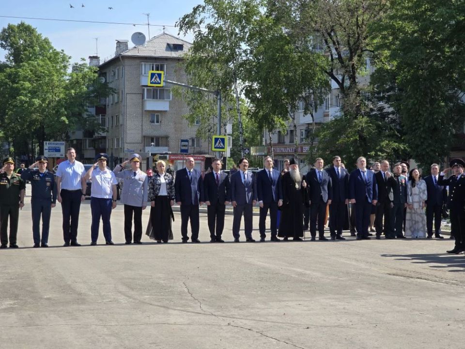 Сотрудники органов внутренних дел приняли участие в торжественной церемонии поднятия Государственного флага Российской Федерации в Саду воинского духа Сотрудники органов внутренних дел приняли участие в торжественной церемонии поднятия Государственного флага Российской Федерации в Саду воинского духа