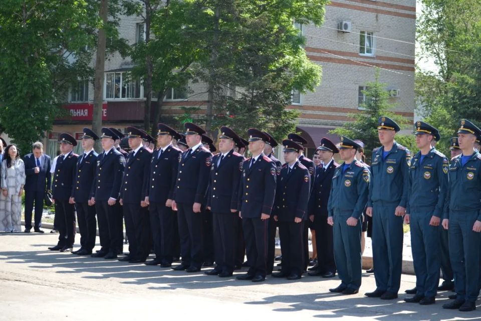 Сотрудники органов внутренних дел приняли участие в торжественной церемонии поднятия Государственного флага Российской Федерации в Саду воинского духа Сотрудники органов внутренних дел приняли участие в торжественной церемонии поднятия Государственного флага Российской Федерации в Саду воинского духа