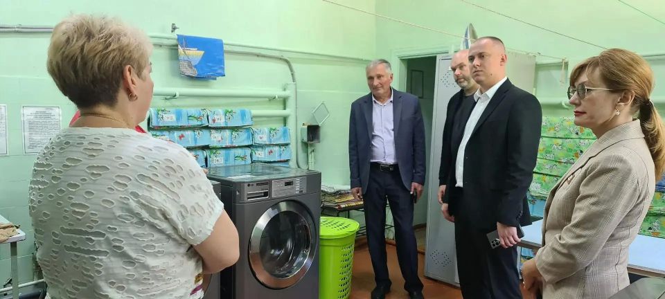 Приводят в порядок территории шести детских садов в Биробиджане Приводят в порядок территории шести детских садов в Биробиджане