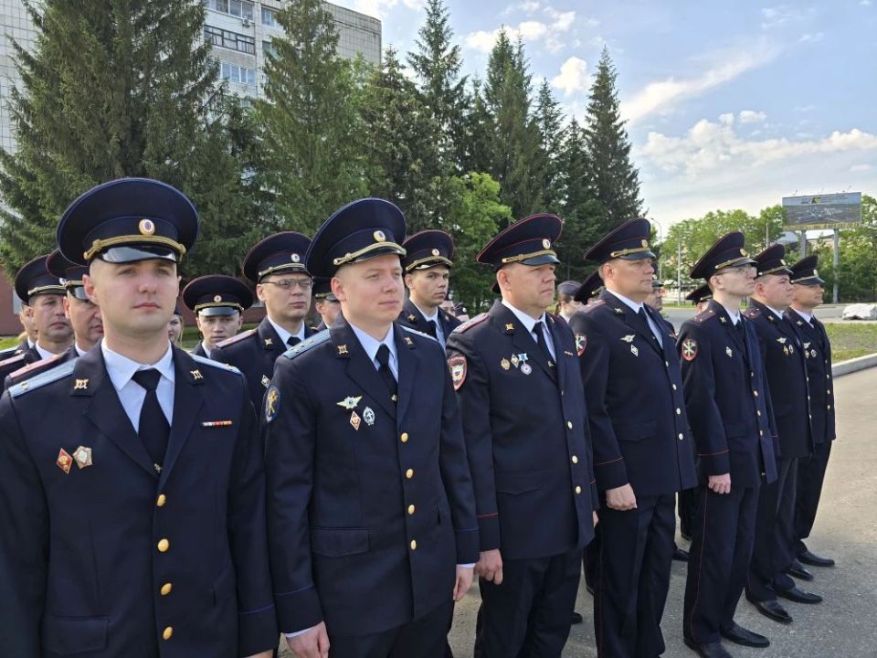 Сотрудники органов внутренних дел приняли участие в торжественной церемонии поднятия Государственного флага Российской Федерации в Саду воинского духа Сотрудники органов внутренних дел приняли участие в торжественной церемонии поднятия Государственного флага Российской Федерации в Саду воинского духа
