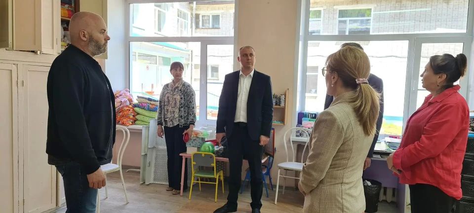 Приводят в порядок территории шести детских садов в Биробиджане Приводят в порядок территории шести детских садов в Биробиджане