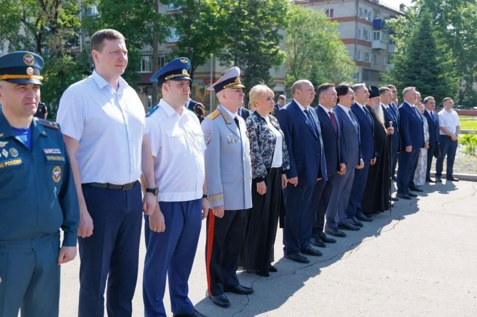 Сегодня мы отмечаем один из самых главных государственных праздников — День России Сегодня мы отмечаем один из самых главных государственных праздников — День России