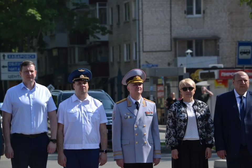 Сотрудники органов внутренних дел приняли участие в торжественной церемонии поднятия Государственного флага Российской Федерации в Саду воинского духа Сотрудники органов внутренних дел приняли участие в торжественной церемонии поднятия Государственного флага Российской Федерации в Саду воинского духа