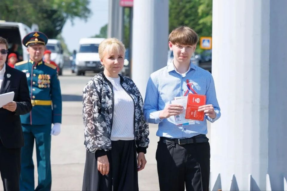Сегодня мы отмечаем один из самых главных государственных праздников — День России Сегодня мы отмечаем один из самых главных государственных праздников — День России