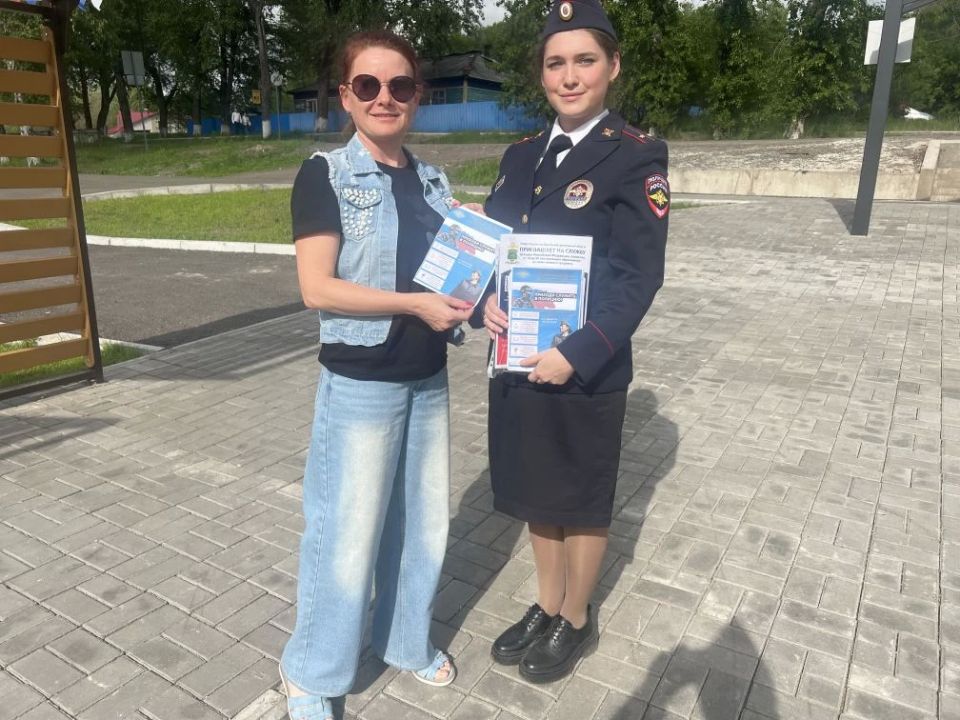 Полицейские Облучья провели профориентационную акцию для жителей города Полицейские Облучья провели профориентационную акцию для жителей города