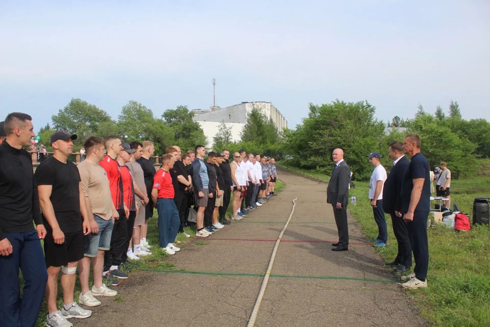 Полицейские Биробиджана заняли второе место в соревнованиях по перетягиванию каната Полицейские Биробиджана заняли второе место в соревнованиях по перетягиванию каната