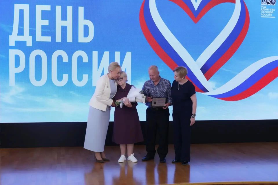 Семьям защитников передали памятные медальоны в ЕАО Семьям защитников передали памятные медальоны в ЕАО