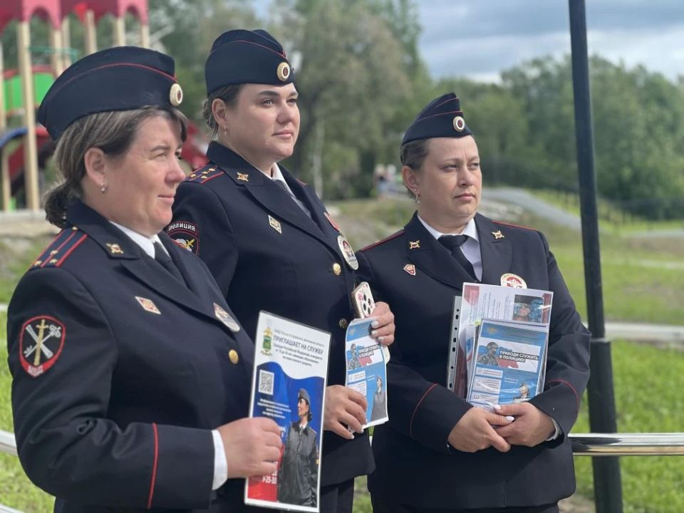 Полицейские Облучья провели профориентационную акцию для жителей города Полицейские Облучья провели профориентационную акцию для жителей города