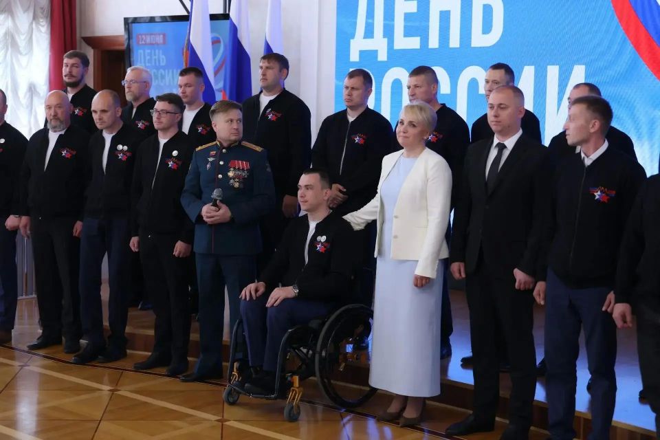 Семьям защитников передали памятные медальоны в ЕАО Семьям защитников передали памятные медальоны в ЕАО