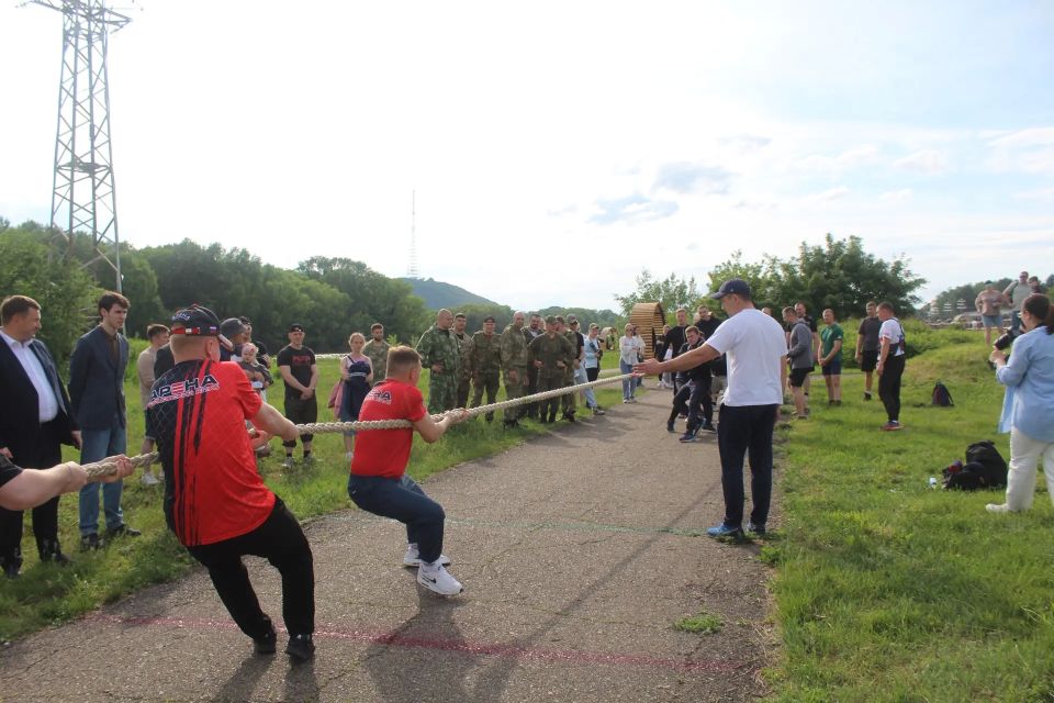 Полицейские Биробиджана заняли второе место в соревнованиях по перетягиванию каната Полицейские Биробиджана заняли второе место в соревнованиях по перетягиванию каната