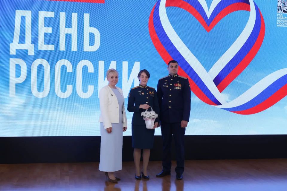 Мария Костюк: В День России мы также вручили федеральные и региональные награды выдающимся жителям ЕАО — военным, медицинским работникам, воспитателям, огнеборцам, железнодорожникам Мария Костюк: В День России мы также вручили федеральные и региональные награды выдающимся жителям ЕАО — военным, медицинским работникам, воспитателям, огнеборцам, железнодорожникам
