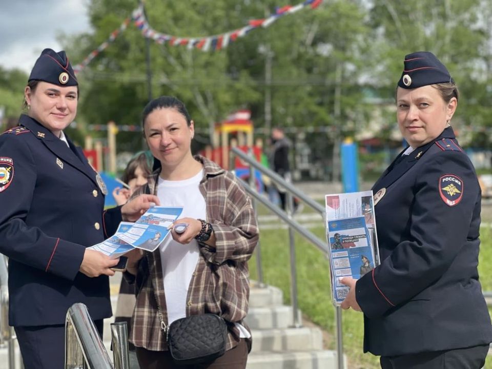 Полицейские Облучья провели профориентационную акцию для жителей города Полицейские Облучья провели профориентационную акцию для жителей города