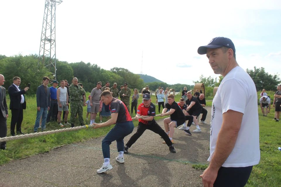 Полицейские Биробиджана заняли второе место в соревнованиях по перетягиванию каната Полицейские Биробиджана заняли второе место в соревнованиях по перетягиванию каната