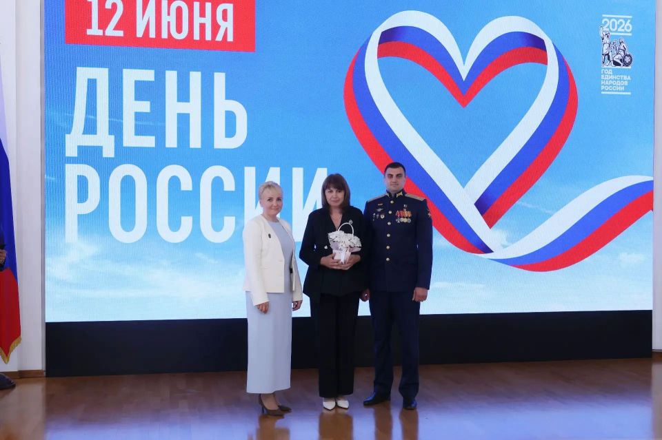 Мария Костюк: В День России мы также вручили федеральные и региональные награды выдающимся жителям ЕАО — военным, медицинским работникам, воспитателям, огнеборцам, железнодорожникам Мария Костюк: В День России мы также вручили федеральные и региональные награды выдающимся жителям ЕАО — военным, медицинским работникам, воспитателям, огнеборцам, железнодорожникам