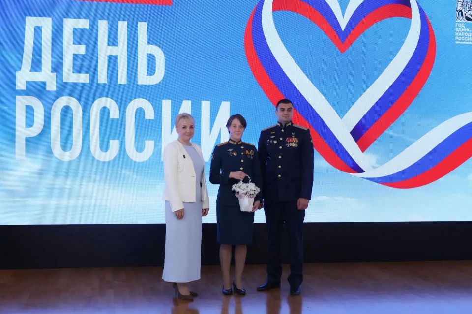 В День России губернатор ЕАО Мария Костюк вручила государственные и региональные награды В День России губернатор ЕАО Мария Костюк вручила государственные и региональные награды