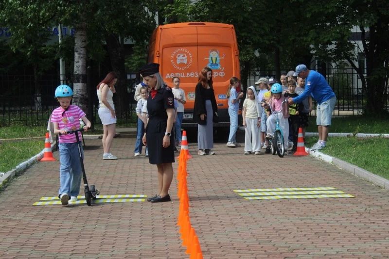 В Биробиджане сотрудники Госавтоинспекции и представители Общественного совета провели для детей занятие по безопасности на дороге В Биробиджане сотрудники Госавтоинспекции и представители Общественного совета провели для детей занятие по безопасности на дороге